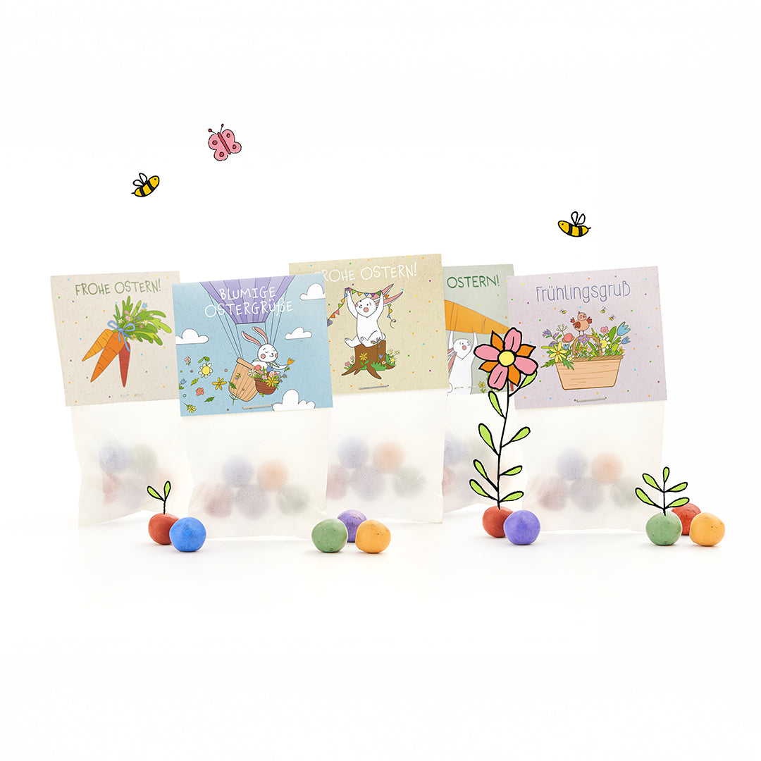 Vier Ostertütchen mit bunten Kugeln, jeweils mit fröhlichen, illustrierten Oster- und Frühlingsmotiven sowie deutschen Grüßen wie „Frohe Ostern“ und „Frühlingsgruß“, umgeben von gezeichneten Blumen, Bienen und Schmetterlingen.