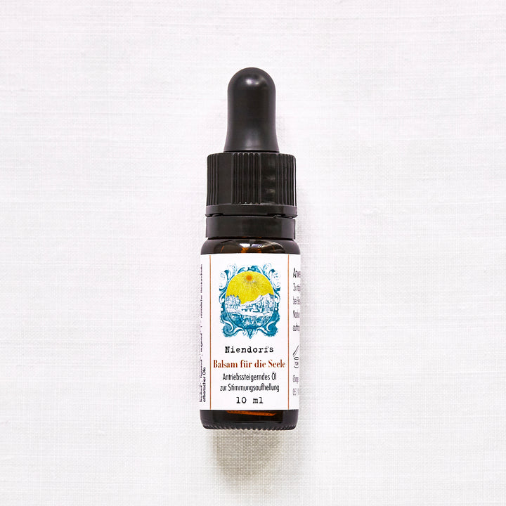 Flasche mit Pipette auf hellem Hintergrund, Etikett zeigt "Niendorfs Balsam für die Seele, Antistressöl zur Stimmungsaufhellung, 10 ml".