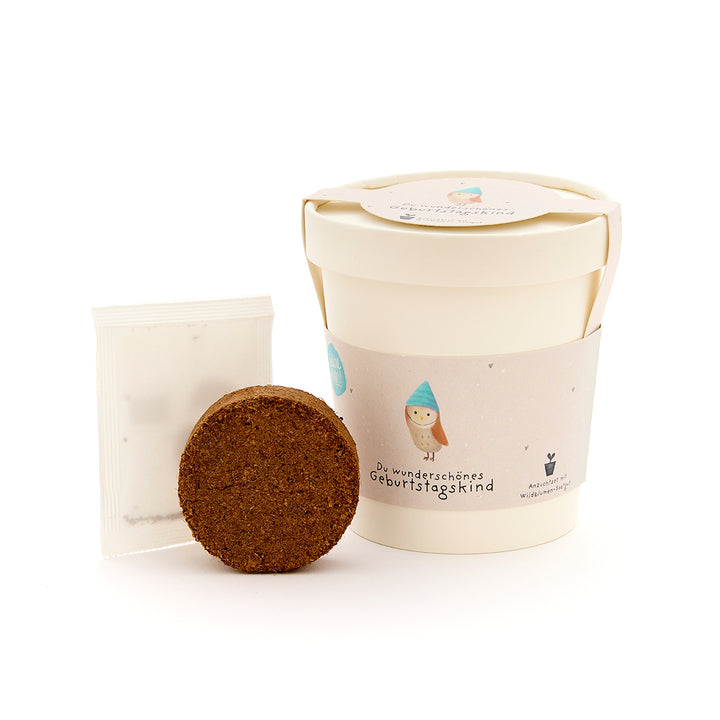 Pflanzset mit Becher, Erde und Samentütchen, mit Geburtstagskind-Design.