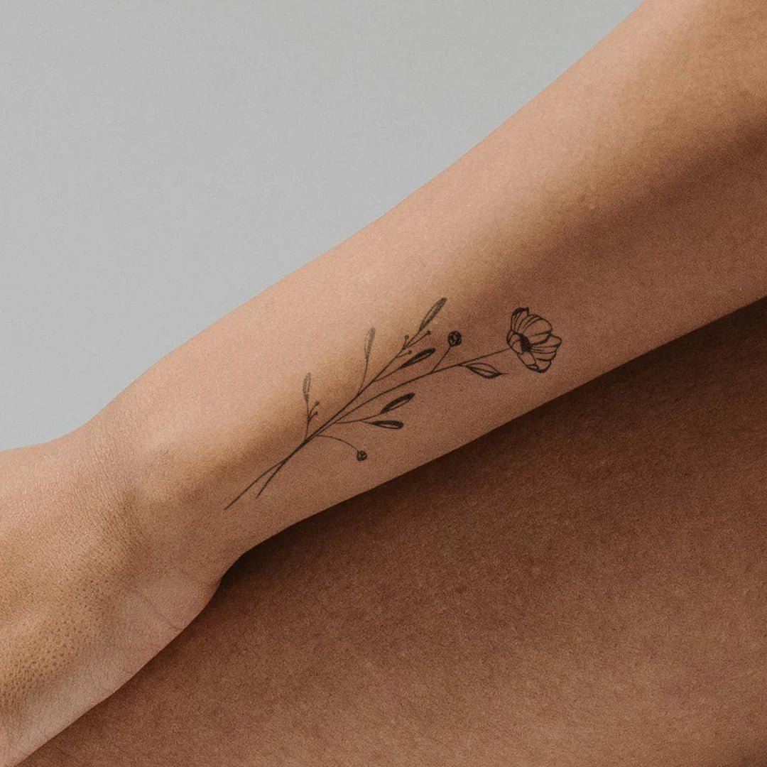 Dezente Mohnblume Tattoo