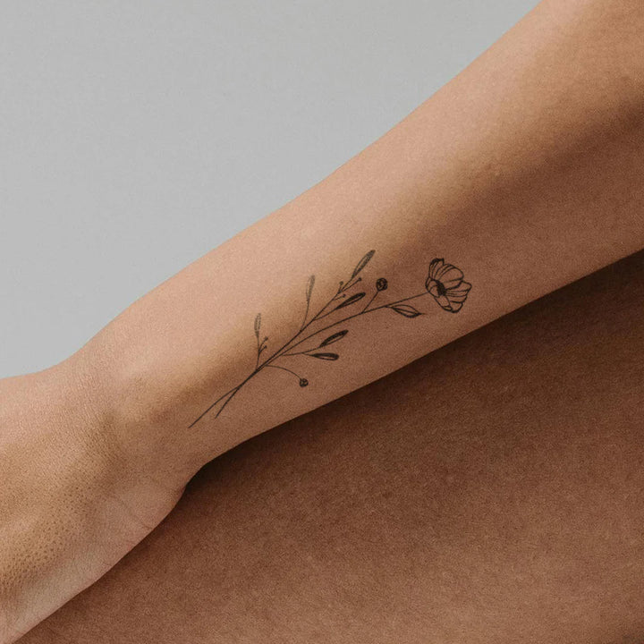 Subtiele klaproos-tatoeage