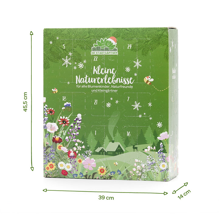 Grüner Adventskalender mit Blumenmotiven und der Aufschrift "Kleine Naturerlebnisse", daneben Maßangaben: 45,5 cm hoch, 39 cm breit, 14 cm tief.
