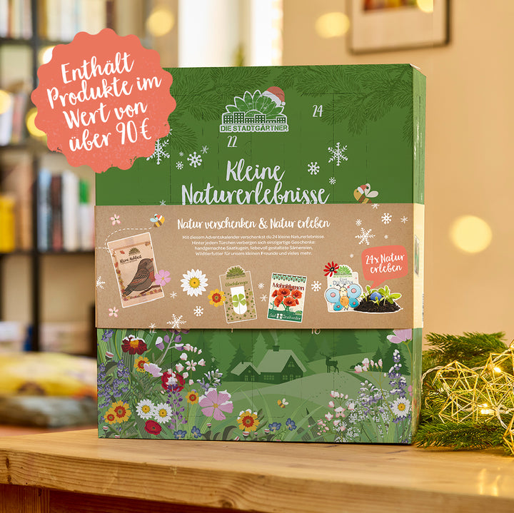 Adventskalender „Kleine Naturerlebnisse“ von Die Stadtgärtner, grüne Verpackung mit Blumenmotiven, beworben mit Produkten im Wert von über 90 Euro.