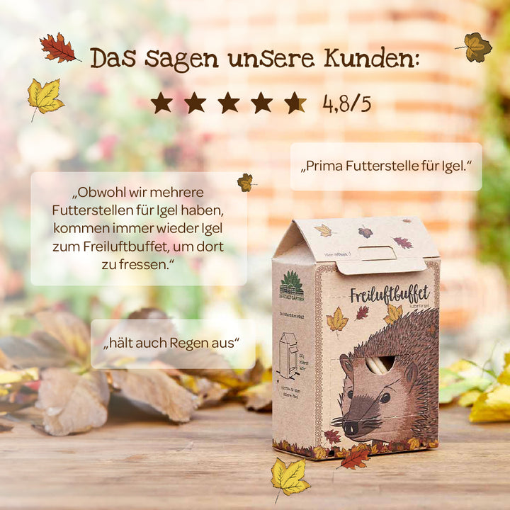 Kartonförmige Futterstation mit Igel-Illustration, herbstlichen Blättern und Kundenbewertungen über das Produkt auf Deutsch.