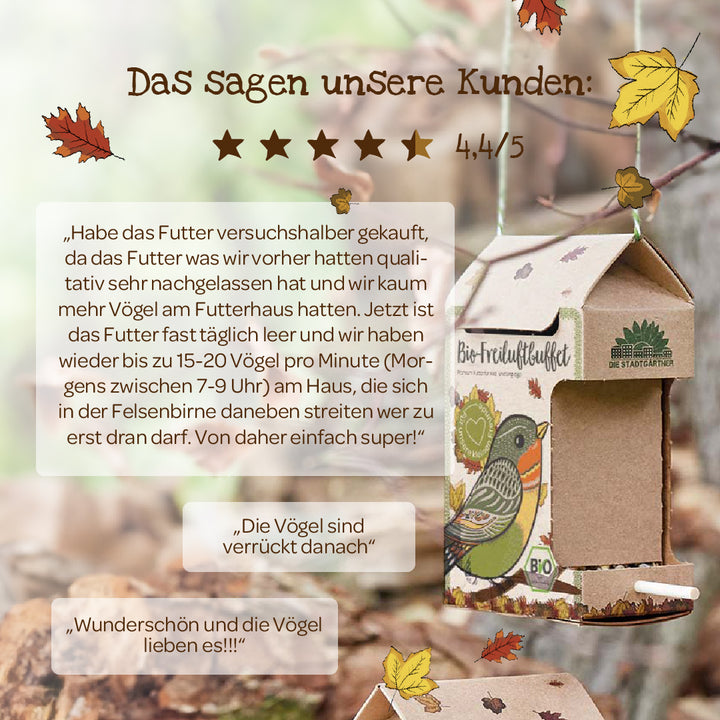 Kundenzitate und Bewertungen zum Bio-Vogelfutter neben einem dekorativen Vogelhaus aus Karton mit herbstlichen Blättern im Hintergrund.