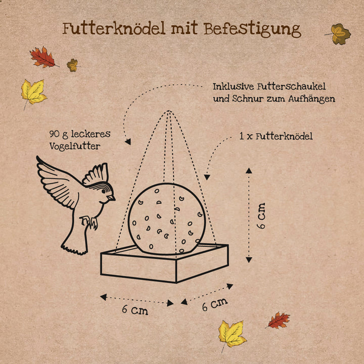 Illustration eines Futterknödels mit Befestigung, Maße 6x6x6 cm, inklusive Vogel, Futterschaukel und Aufhängeschnur, herbstliche Blätter im Hintergrund.