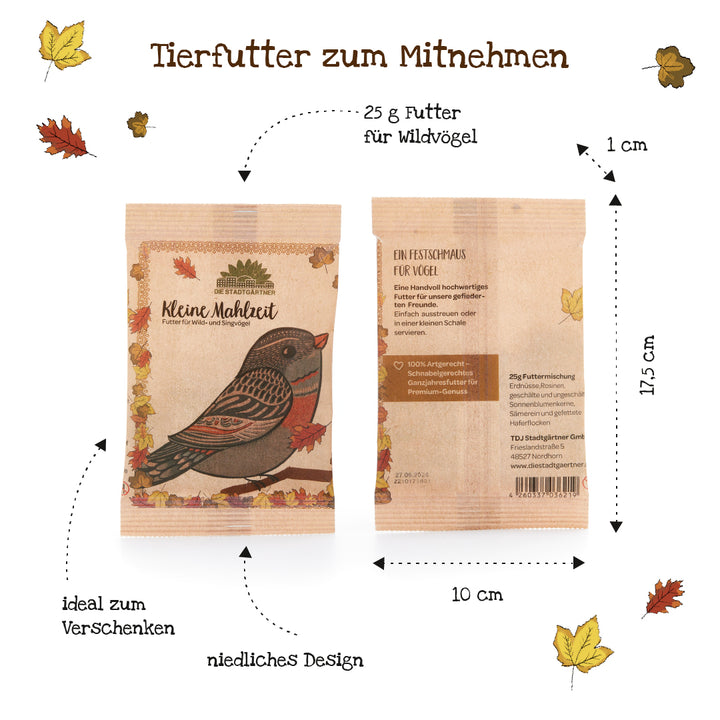 Zwei braune Tüten mit Wildvogelfutter „Kleine Mahlzeit“, verziert mit einem Vogelmotiv und Herbstblättern; Maße 17,5 cm x 10 cm, Inhalt 25 g, ideal als Geschenk.