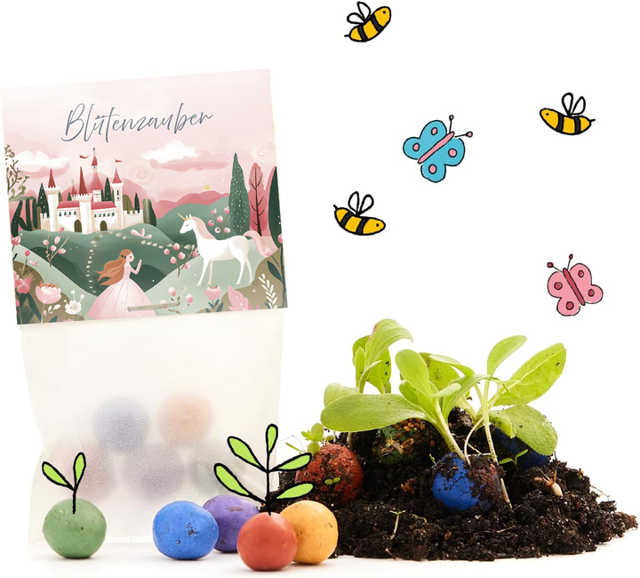 Eine Tüte Blumensamen mit märchenhaftem Motiv, bunten Samenbällen und jungen Pflänzchen neben gezeichneter Bienen- und Schmetterlingsdekoration.