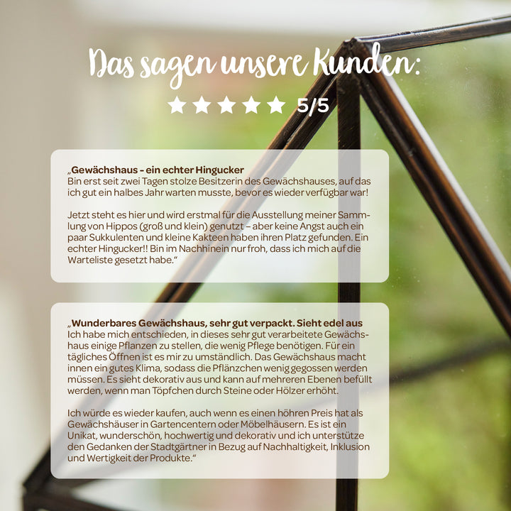 Zwei Kundenbewertungen für ein Gewächshaus auf einem Bild, mit einer 5-Sterne-Bewertung und dem Titel „Das sagen unsere Kunden“ vor einem unscharfen Hintergrund mit Pflanzendetail.