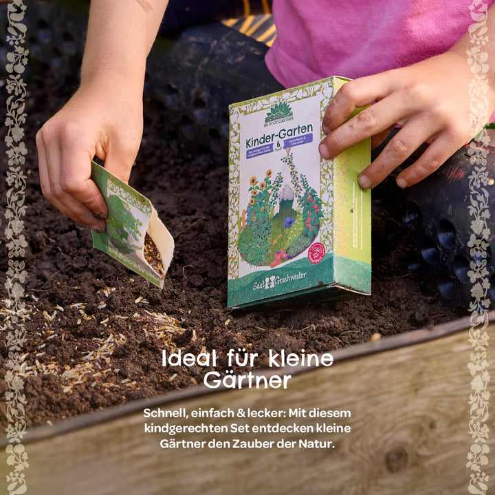 Ein Kind sät Samen in ein Hochbeet, daneben eine Packung „Kinder-Garten“ von SaatGeschwister.