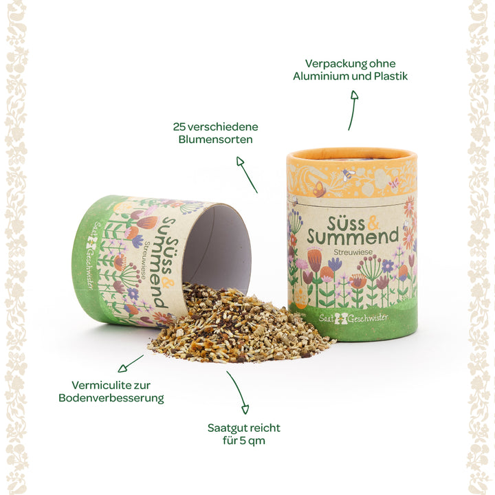 Zwei bunte Dosen mit der Aufschrift „Süß & Summend Streuwiese“, herausgefallene Blumensamenmischung, Pfeile weisen auf 25 Blumensorten, plastikfreie Verpackung und Vermiculite zur Bodenverbesserung hin.