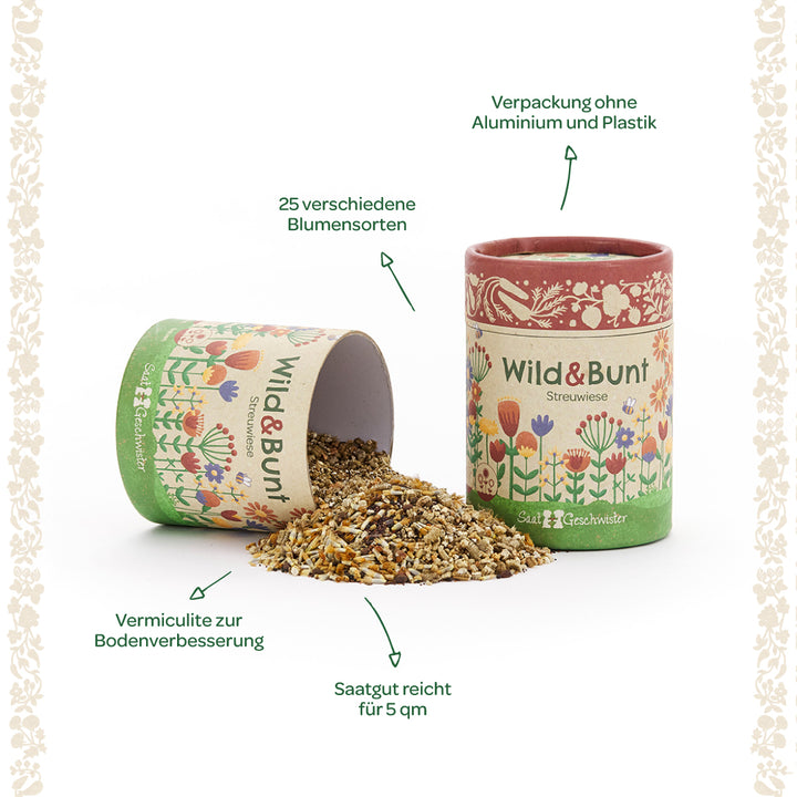 Zwei bunte Pappdosen mit der Aufschrift „Wild & Bunt Streuwiese“, eine geöffnet mit Blumensamenmischung, daneben Hinweise auf plastik- und aluminiumfreie Verpackung, 25 Blumensorten, Vermiculite zur Bodenverbesserung und Saatgut für 5 qm.