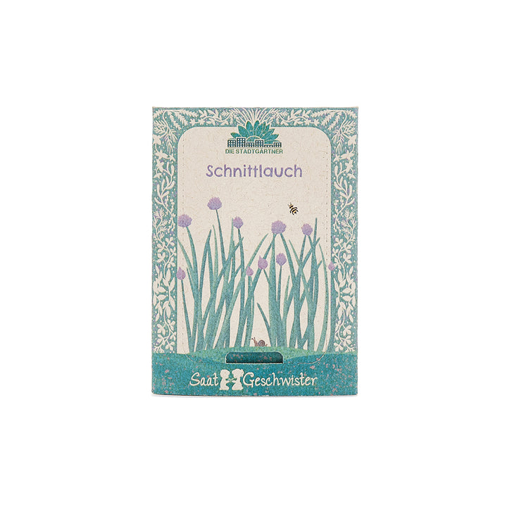 Packung mit Schnittlauch-Samen von „Saat Geschwister“, liebevoll illustriert mit blühendem Schnittlauch und einer kleinen Biene.