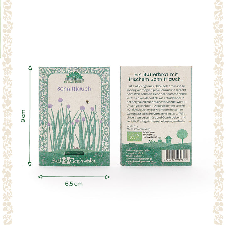 Zwei grüne Saatgutverpackungen für Schnittlauch mit floraler Verzierung, Maßen 9 x 6,5 cm, Vorderseite mit Illustration und Biene, Rückseite mit Beschreibung auf Deutsch.