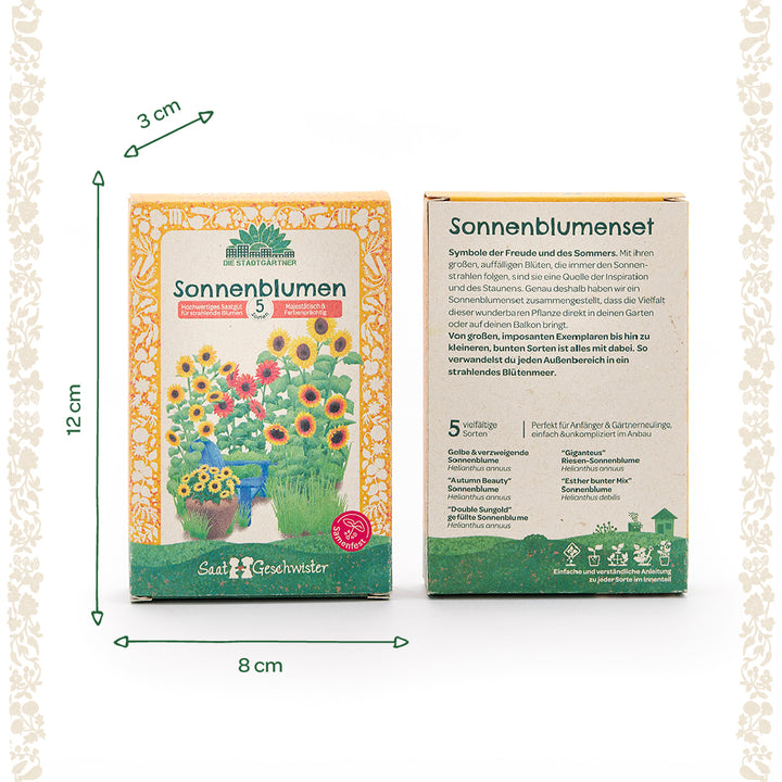Zwei Sonnenblumensamen-Sets mit gelb-orangenem Design, Vorderseite mit Illustrationen von Sonnenblumen, Rückseite mit Beschreibung und Sortenliste; Maße 12 cm hoch, 8 cm breit, 3 cm tief.