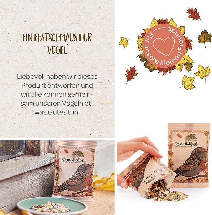 Ein festlich gestaltetes Vogelfutterpaket mit der Aufschrift "Kleine Mahlzeit" und einer illustrierten Amsel, daneben Schalen mit Vogelfutter sowie herbstliche Blätter und ein Herz mit dem Text "Für unsere kleinen Freunde".