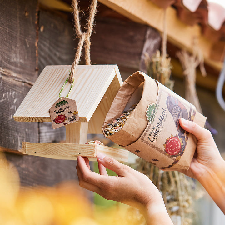 Vogelfutterhaus mit Vogelfutter