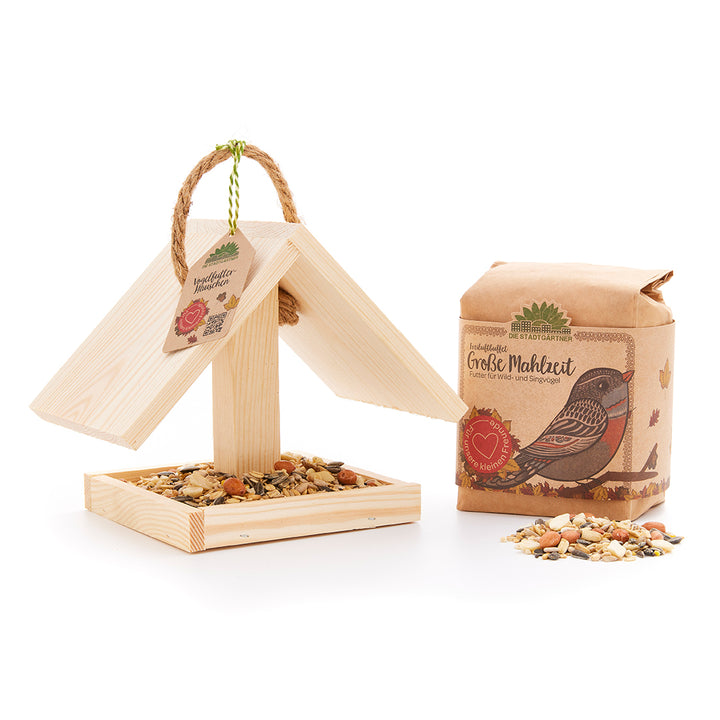 Vogelfutterhaus mit Vogelfutter als Geschenkidee
